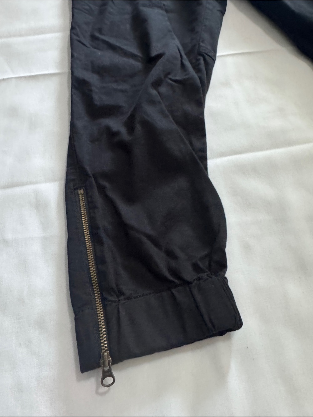 Levi’s Womens Jet Set Zip Hem Black Joggers Pants Size Medium EUC - Picture 3 of 6